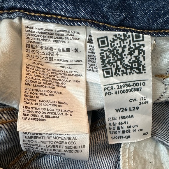 Levi’s High Waisted Mom Jean 26 - Picture 7 of 7